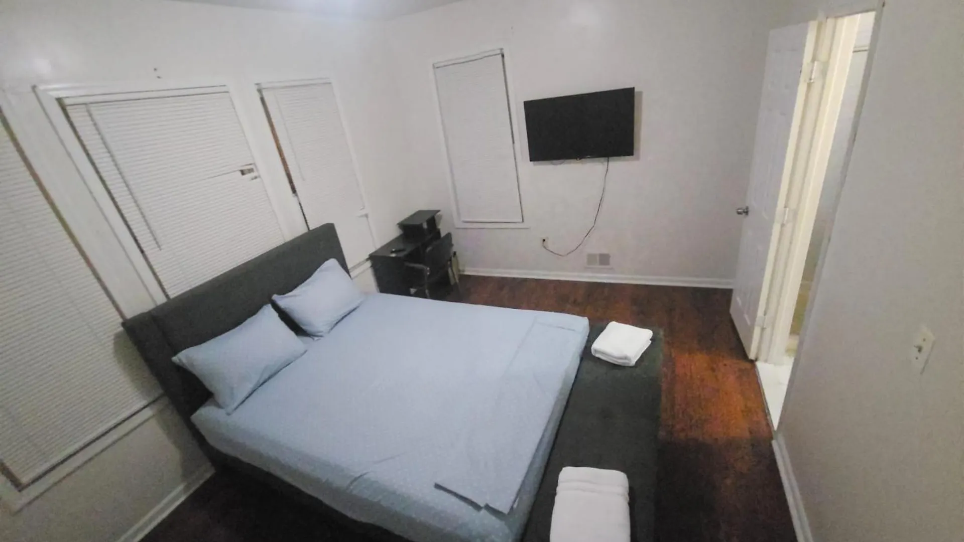 Staycation Haven Master Bedroom Newark Apartament