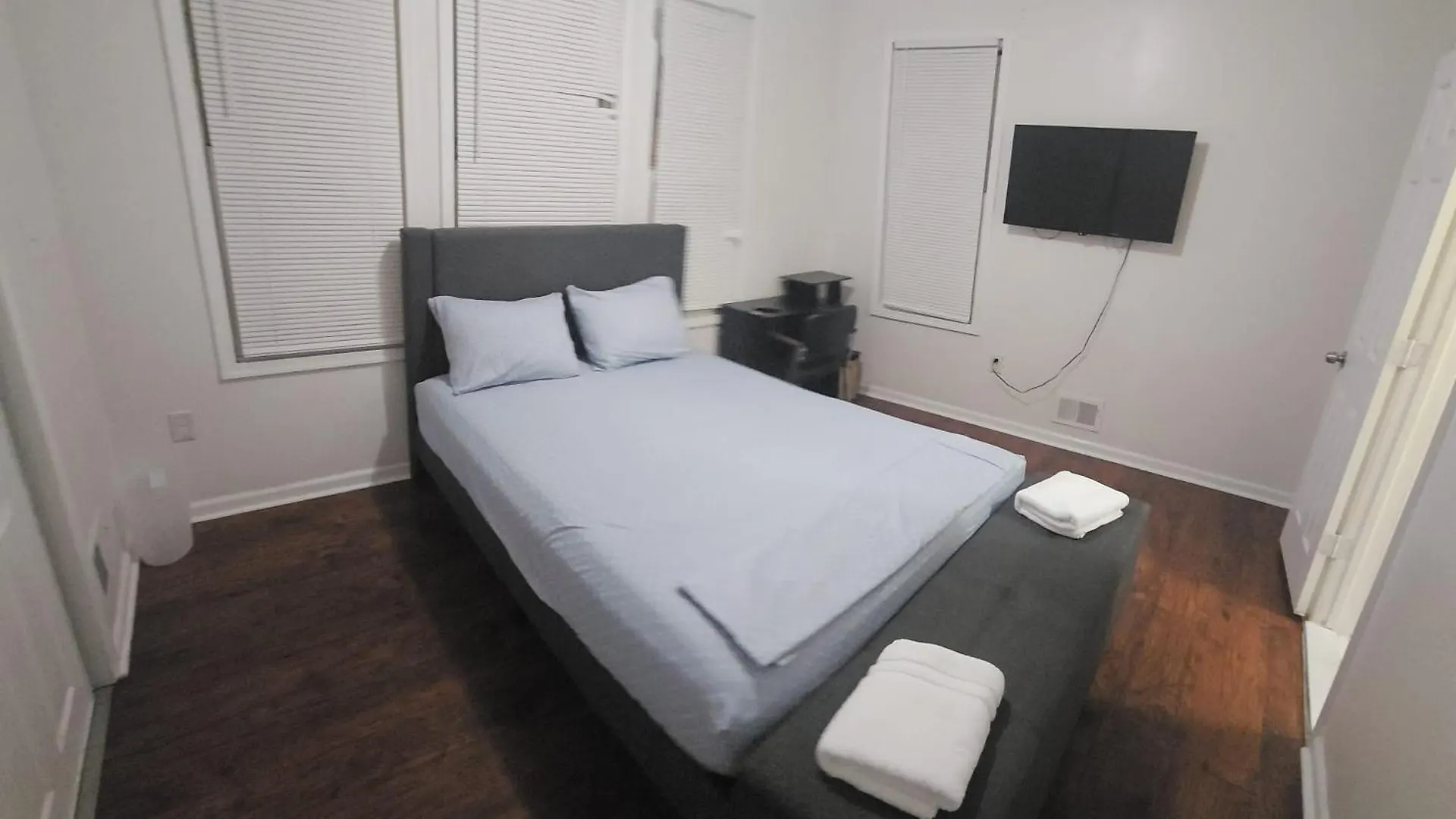 Staycation Haven Master Bedroom Newark Apartament