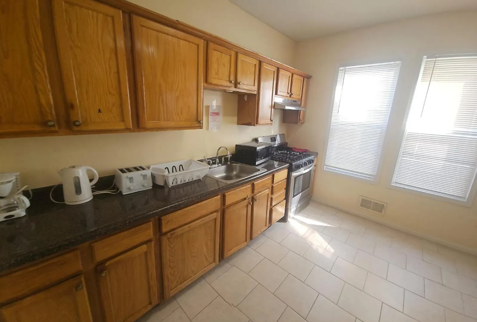 Staycation Haven Master Bedroom Newark Apartament