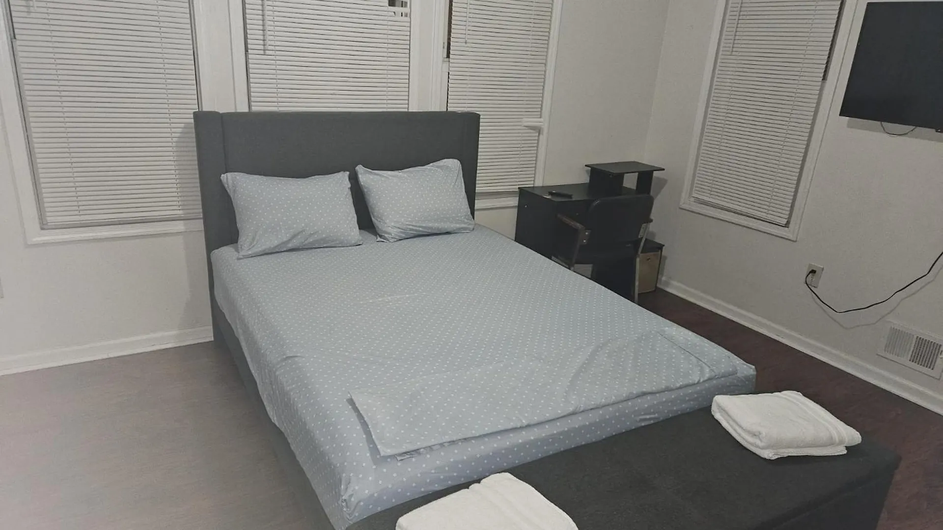 Staycation Haven Master Bedroom Newark 0*,